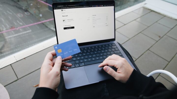 Czym jest cashback i jak maksymalnie wykorzystać go w codziennych zakupach? Poradnik dla oszczędnych Polaków.