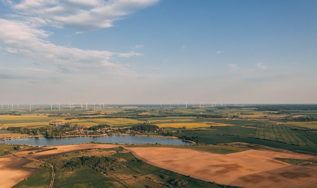Inwestowanie w alternatywne źródła energii (OZE) w Polsce: Jak zacząć od fotowoltaiki po farmy wiatrowe dla indywidualnych inwestorów?