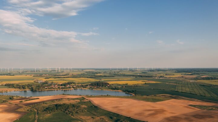 Inwestowanie w alternatywne źródła energii (OZE) w Polsce: Jak zacząć od fotowoltaiki po farmy wiatrowe dla indywidualnych inwestorów?