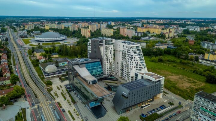 Inwestowanie w nieruchomości komercyjne w Polsce: Od biur po magazyny – przewodnik dla małych i średnich inwestorów.