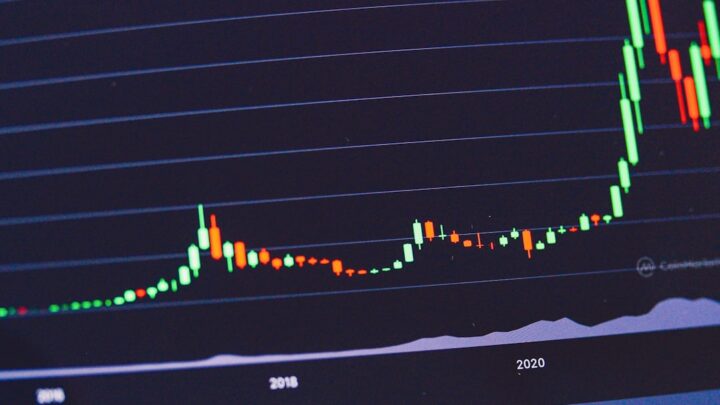 Inwestowanie w sektor sztucznej inteligencji: Akcje spółek technologicznych, fundusze ETF AI i trendy rynkowe dla początkujących.