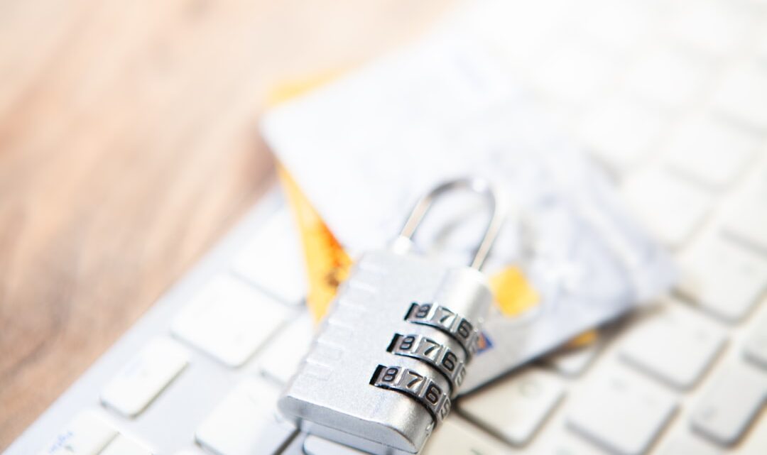 Jak bezpiecznie i efektywnie korzystać z kart debetowych online i offline? Poradnik dla Polaków.