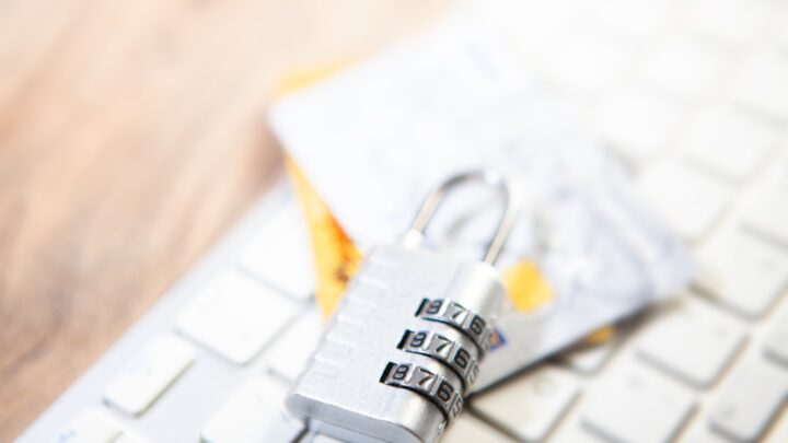 Jak bezpiecznie i efektywnie korzystać z kart debetowych online i offline? Poradnik dla Polaków.