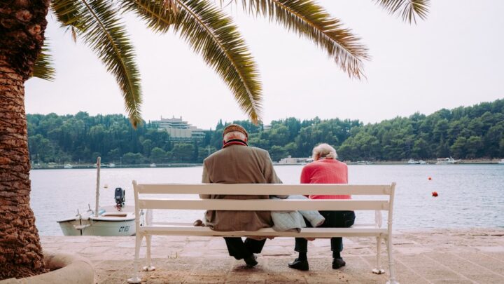 Jak oszczędzać na emeryturę w Polsce? Przegląd IKE, IKZE i PPK dla każdego wieku