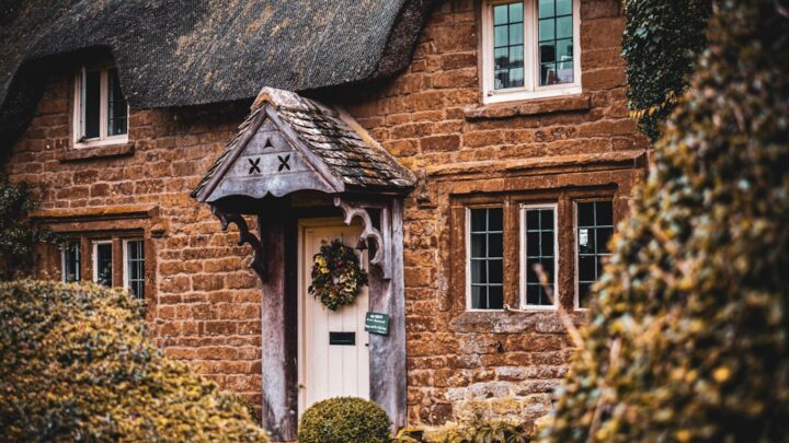 Jak przygotować się finansowo na zakup domu na wsi? Koszty ukryte, dofinansowania i wyzwania.