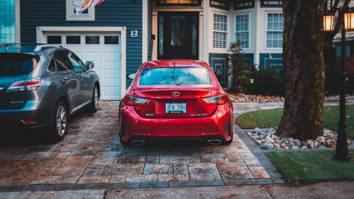 Jak zaplanować finansowo duży zakup (samochód, drogie AGD)? Kredyt, leasing, gotówka – porównanie opcji i pułapek.