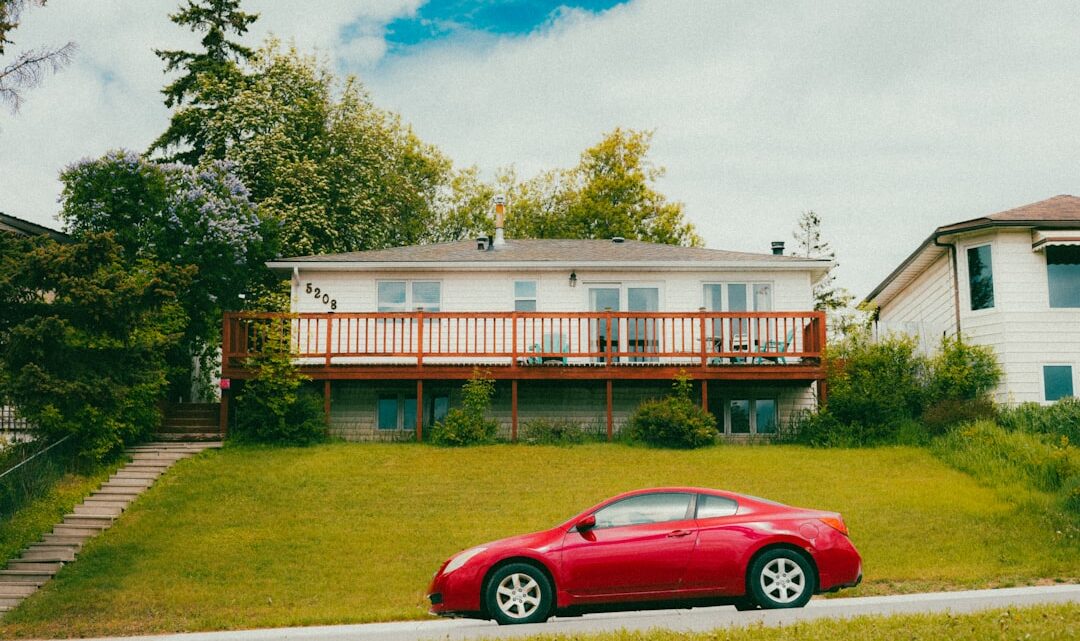 Kompleksowy przewodnik po ubezpieczeniach majątkowych i komunikacyjnych w Polsce: Jak wybrać polisę na dom, mieszkanie i samochód, aby nie przepłacić?