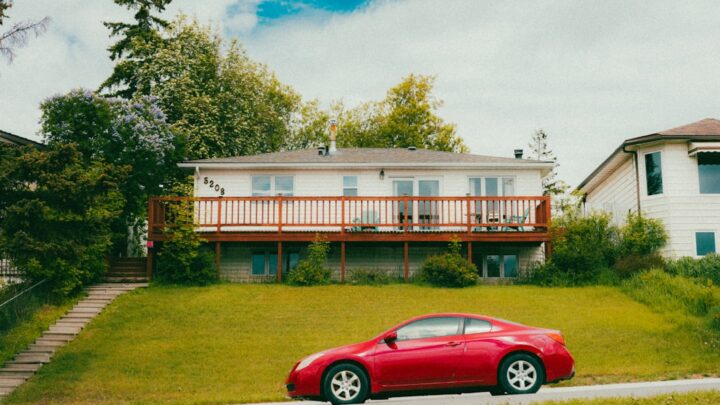 Kompleksowy przewodnik po ubezpieczeniach majątkowych i komunikacyjnych w Polsce: Jak wybrać polisę na dom, mieszkanie i samochód, aby nie przepłacić?