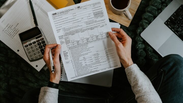 Kredyt konsolidacyjny: Kiedy warto rozważyć połączenie długów i na co uważać przed podpisaniem umowy?