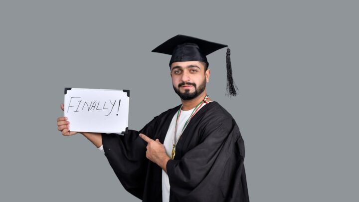 Kredyty studenckie i pożyczki edukacyjne w Polsce: Przewodnik po ofertach, warunkach i spłacie dla przyszłych studentów.