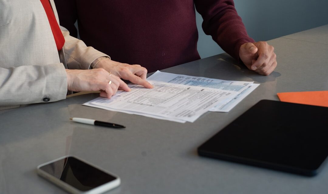 Podatek od darowizn i spadków w Polsce: Co musisz wiedzieć o zwolnieniach, grupach podatkowych i zgłoszeniach do urzędu skarbowego?