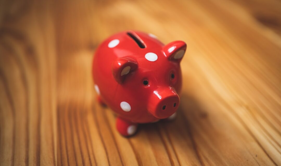 Praktyczne sposoby uczenia dzieci inwestowania: od kieszonkowego po pierwsze symulowane transakcje