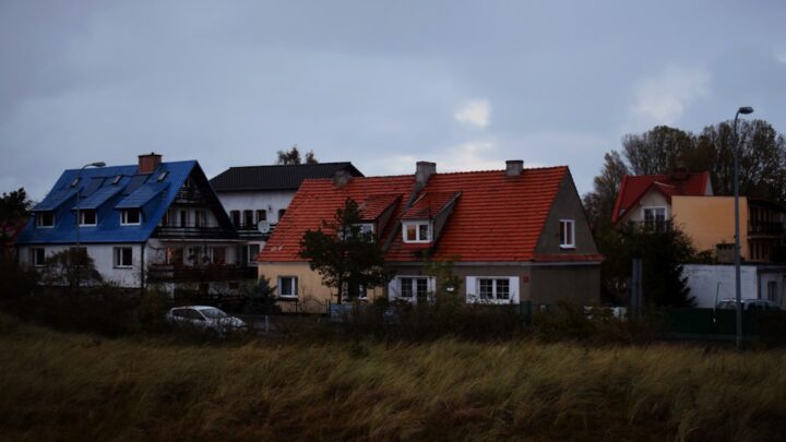 Rozliczenie podatkowe sprzedaży nieruchomości w Polsce: Jak uniknąć podatku dochodowego i zoptymalizować transakcję (ulgi, zwolnienia)?