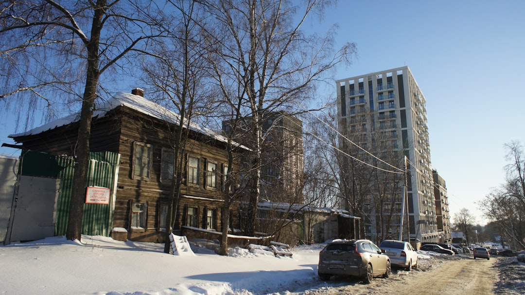 Zakup mieszkania na rynku pierwotnym vs. wtórnym: Porównanie kosztów, ryzyk i korzyści dla kupujących w Polsce.