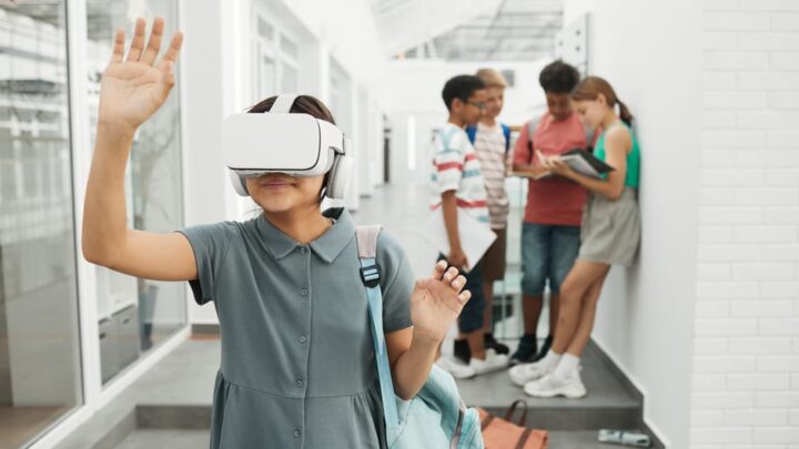 AI i VR w edukacji: Jak sztuczna inteligencja i wirtualna rzeczywistość wpływają na koszty, dostępność i efektywność nauki, oraz jak na tym oszczędzać lub inwestować?