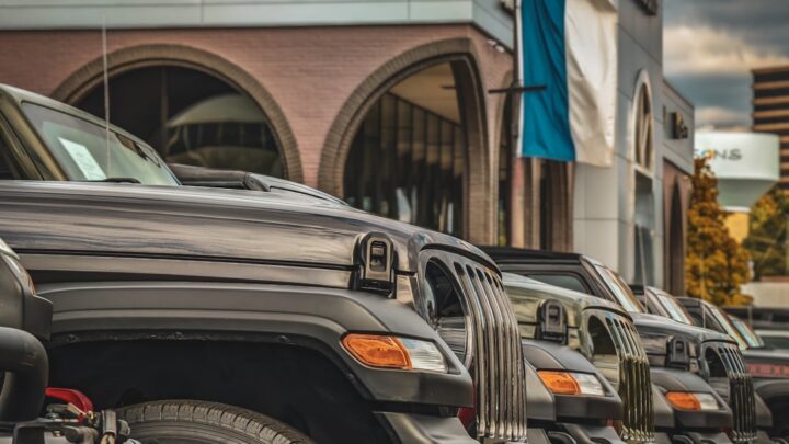 Finansowe aspekty zakupu samochodu używanego z zagranicy: Jak uniknąć pułapek, ocenić koszty i rozliczyć import?