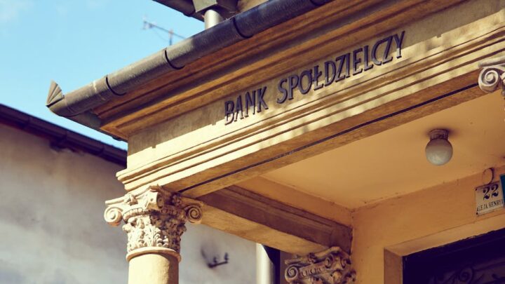 Finansowy przewodnik dla obcokrajowców w Polsce: Jak założyć konto bankowe, zbudować historię kredytową i zrozumieć system podatkowy.