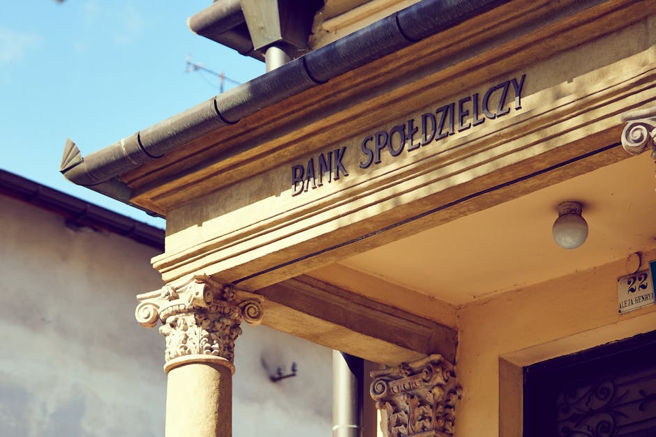 Finansowy przewodnik dla obcokrajowców w Polsce: Jak założyć konto bankowe, zbudować historię kredytową i zrozumieć system podatkowy.