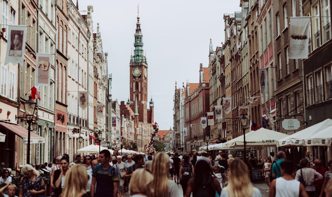 Finansowy przewodnik dla Polaków emigrujących za pracą: Od oszczędzania na start, przez bankowość w nowym kraju, po optymalizację podatkową i przekazywanie środków do Polski.