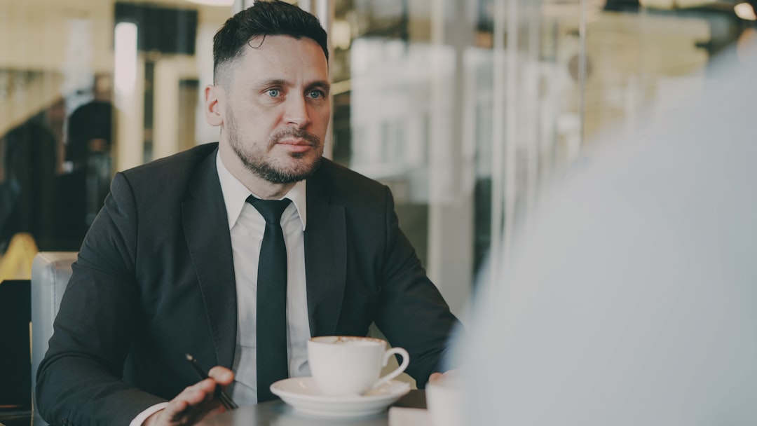Inwestowanie w lokalne, tradycyjne biznesy i spółdzielnie w Polsce: Jak wspierać rozwój społeczności, lokując kapitał poza rynkiem kapitałowym i startupami technologicznymi?