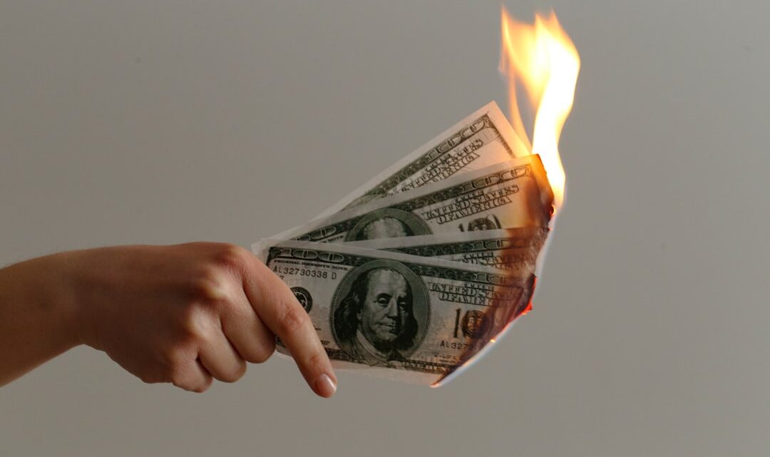 Jak rozpoznać i chronić się przed przemocą finansową w związku? Praktyczny poradnik dla ofiar kontroli i manipulacji pieniędzmi. Jak rozpoznać i chronić się przed przemocą finansową w związku? Praktyczny poradnik dla ofiar kontroli i manipulacji pieniędzmi.