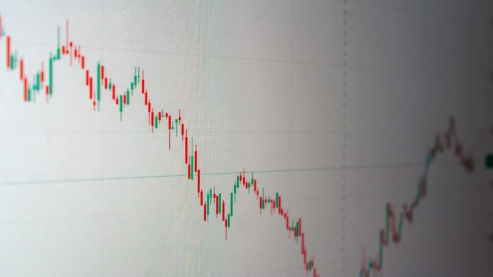 Jak zacząć inwestować w force trading (handel siłą) na platformach Forex i CFD? Przewodnik po strategiach i ryzyku.