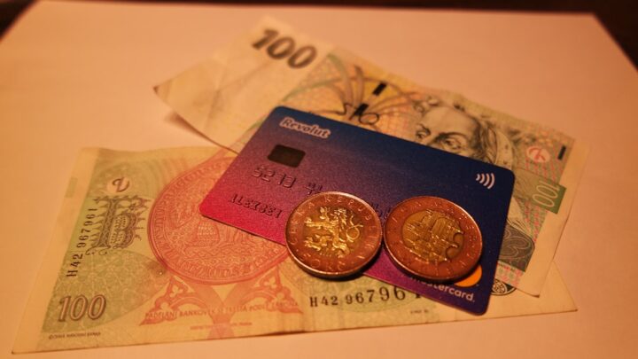 Karta wielowalutowa czy tradycyjne konto walutowe? Analiza opłacalności dla podróżujących i kupujących online.