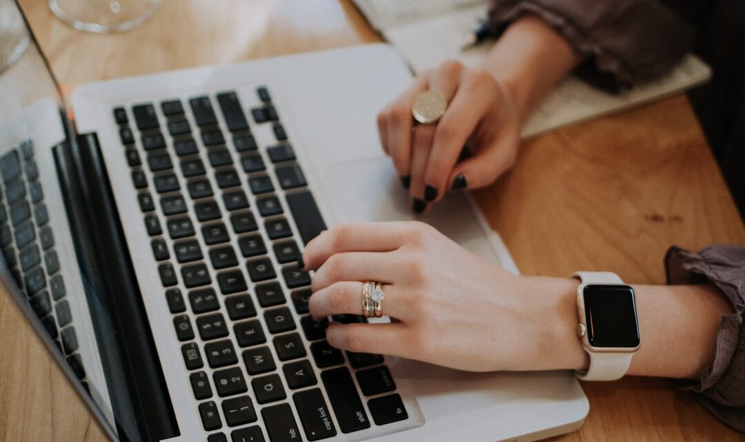 Konta bankowe dla influencerów i twórców treści: Jak zarządzać finansami, opłatami platformowymi i podatkami w dynamicznie zmieniającej się branży content creation?