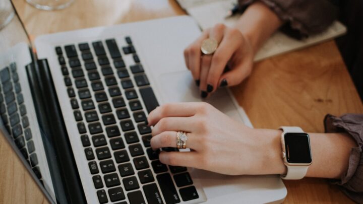 Konta bankowe dla influencerów i twórców treści: Jak zarządzać finansami, opłatami platformowymi i podatkami w dynamicznie zmieniającej się branży content creation?