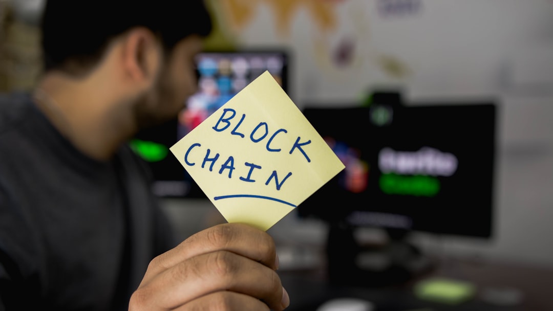 NFTs poza sztuką i grami: Jak tokeny niewymienne rewolucjonizują tożsamość cyfrową, weryfikację dokumentów i własność intelektualną?