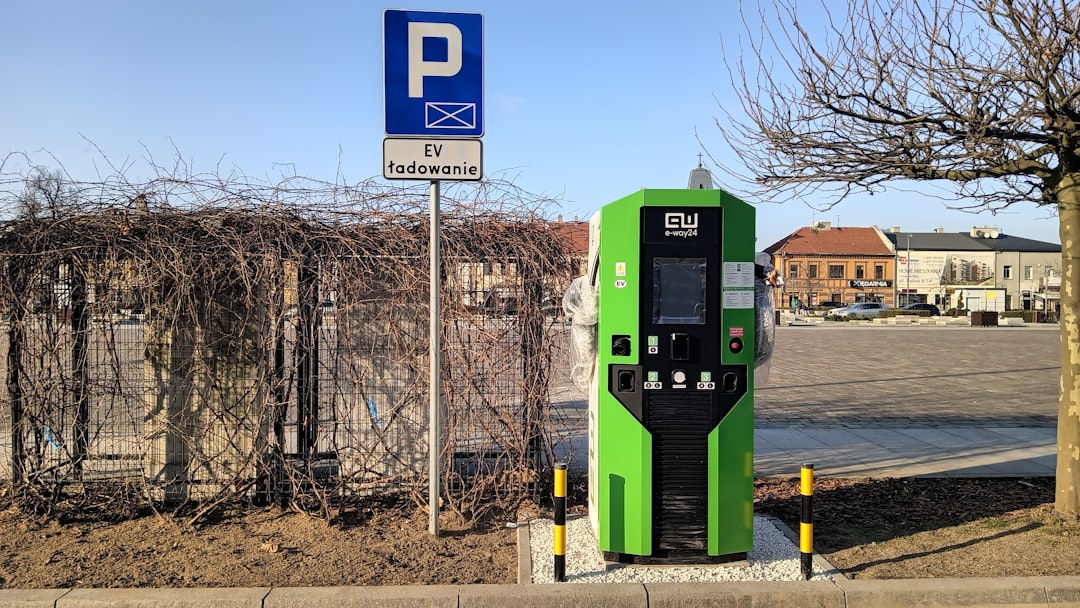 Optymalizacja kosztów prowadzenia samochodu elektrycznego w Polsce: Ładowanie, serwis, ubezpieczenie i dostępne ulgi.