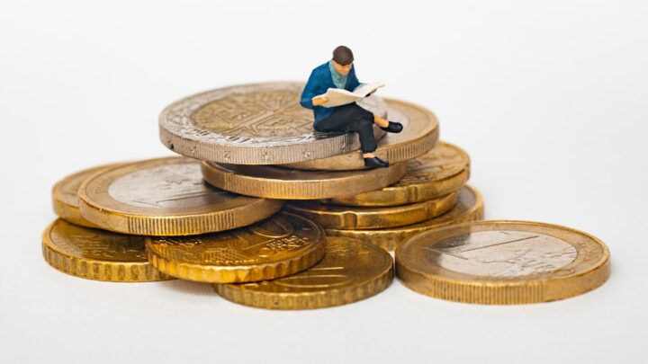 Planowanie finansowe dla młodych dorosłych wchodzących na rynek pracy: Jak zbudować pierwszy budżet, zacząć oszczędzać i świadomie korzystać z pierwszych produktów finansowych?