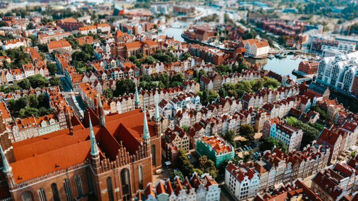 Zakup nietypowych nieruchomości w Polsce: Jak sfinansować dom na wodzie, zabytkowy dworek czy tiny house? Specyfika kredytowania i ukryte koszty.