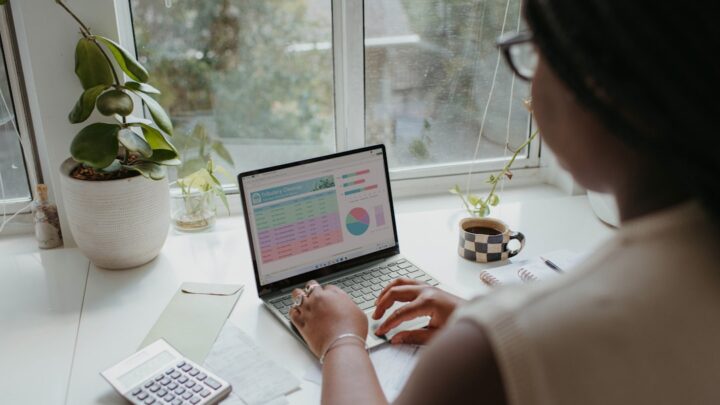 Zarządzanie finansami przy budowaniu marki osobistej i w freelancingu: Inwestycje w rozwój, marketing i narzędzia a bieżący budżet.