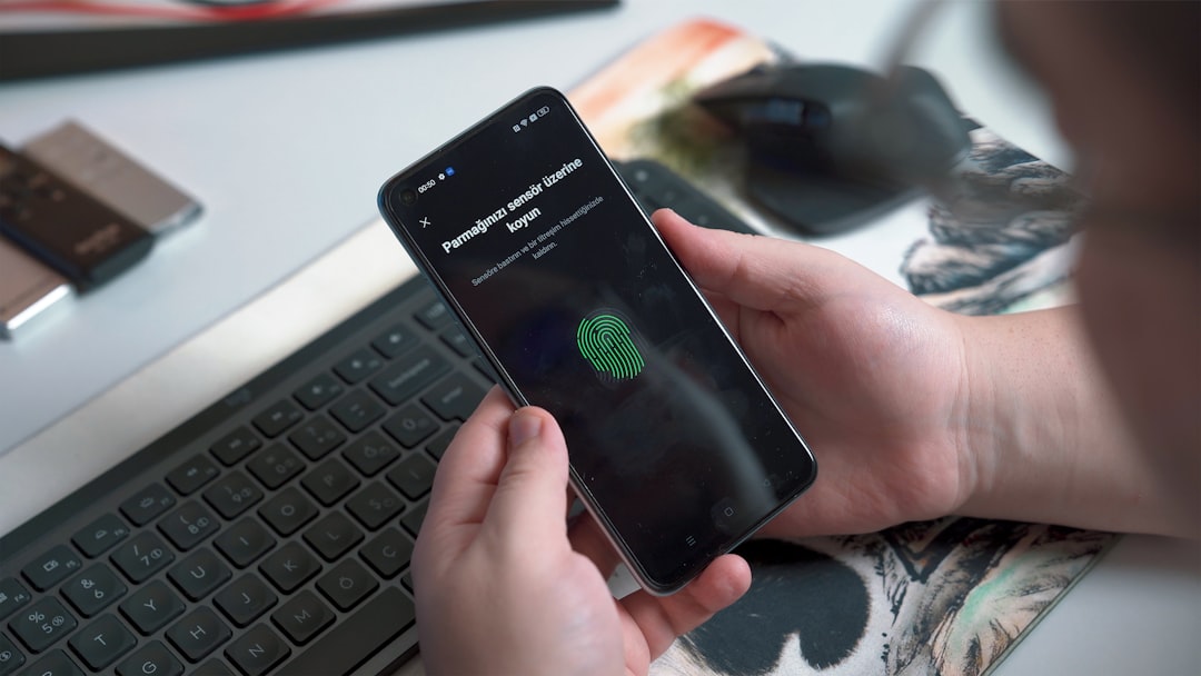 Alternatywne metody weryfikacji tożsamości w finansach (poza biometrią): Konto zaufane, e-dowód, wideoweryfikacja – jak bezpiecznie zakładać konta i brać kredyty online?