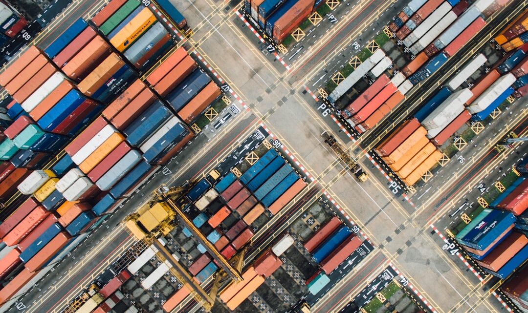 Blockchain poza kryptowalutami: Jak technologia rozproszonych rejestrów zmienia logistykę, produkcję i bezpieczeństwo danych dla konsumentów i inwestorów?