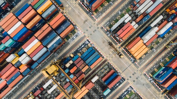 Blockchain poza kryptowalutami: Jak technologia rozproszonych rejestrów zmienia logistykę, produkcję i bezpieczeństwo danych dla konsumentów i inwestorów?