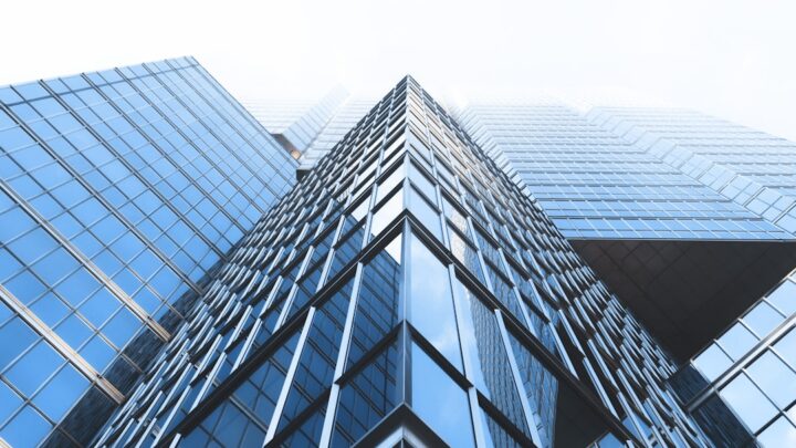 Inwestowanie w REITy (Real Estate Investment Trusts) w Polsce i za granicą: Jak zdywersyfikować portfel nieruchomościowy bez kupowania fizycznych aktywów?