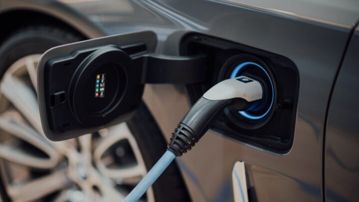 Jak sfinansować wymianę samochodu na elektryczny w Polsce? Dotacje, kredyty i leasing dla osób prywatnych.