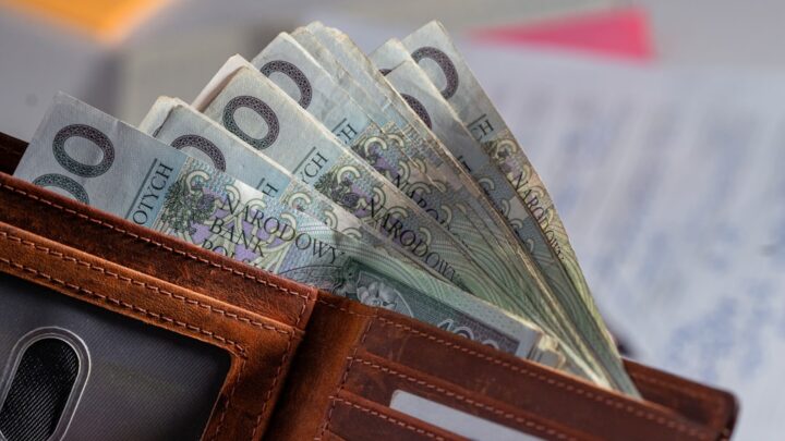 Jak skutecznie zarządzać finansami i budować oszczędności mieszkając za granicą jako Polak (np. praca sezonowa, projekty, studenci) bez stałej emigracji?