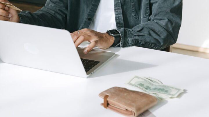 Jak zbudować poduszkę bezpieczeństwa finansowego dla freelancera i samozatrudnionego: Strategie na opóźnienia płatności i niewypłacalność klientów w Polsce?