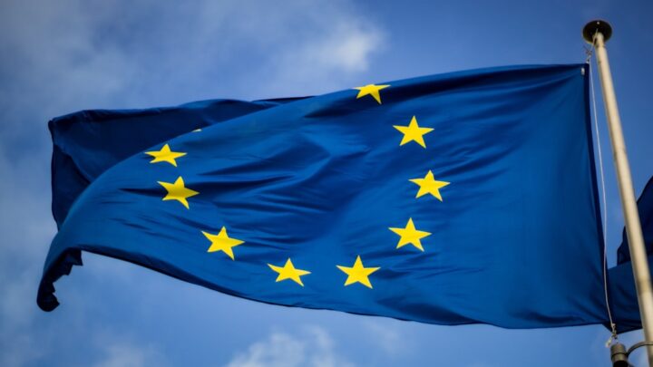 Regulacje rynków kryptowalut w Polsce i Unii Europejskiej (MiCA): Co oznaczają dla inwestorów i firm krypto w 2024/2025?