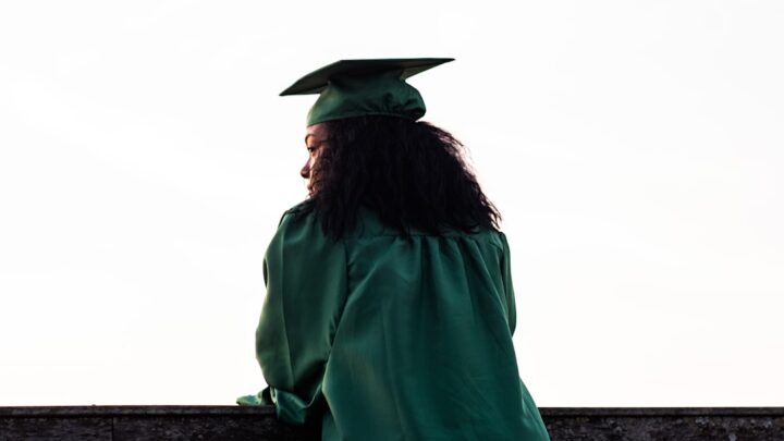 Zarządzanie kredytem studenckim po zakończeniu nauki w Polsce: Strategie spłaty, konsolidacji i optymalizacji obciążeń