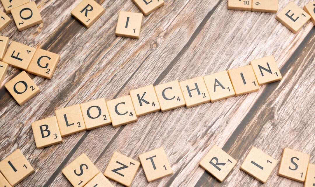 Zastosowanie technologii blockchain w nieruchomościach (poza tokenizacją): Smart kontrakty w umowach najmu, zarządzanie własnością i transparentność rejestrów.