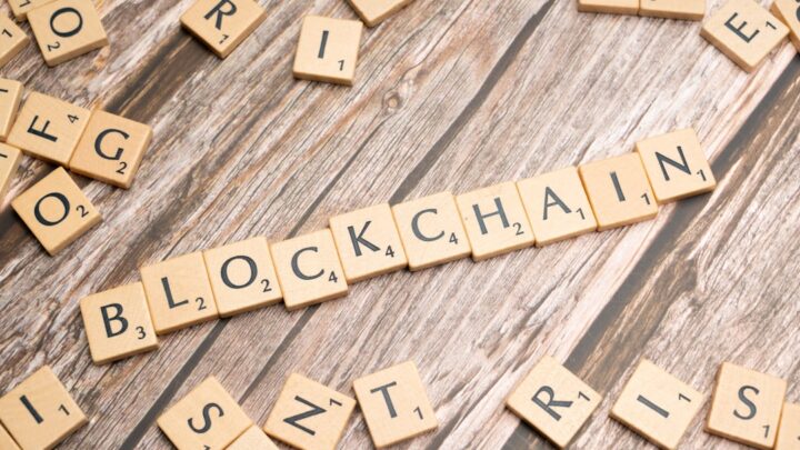 Zastosowanie technologii blockchain w nieruchomościach (poza tokenizacją): Smart kontrakty w umowach najmu, zarządzanie własnością i transparentność rejestrów.