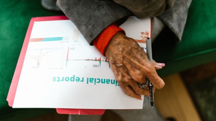 Co zrobić z finansami po śmierci bliskiej osoby? Praktyczny przewodnik dla spadkobierców: od zgłoszenia zgonu w banku, przez rozliczenie długów, po dostęp do środków i świadczeń.