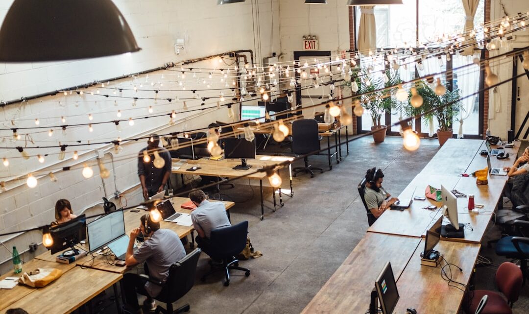 Finansowanie i budowanie rentowności elastycznych przestrzeni biurowych (coworking, biura serwisowane) w Polsce: od kosztów początkowych po strategie skalowania.