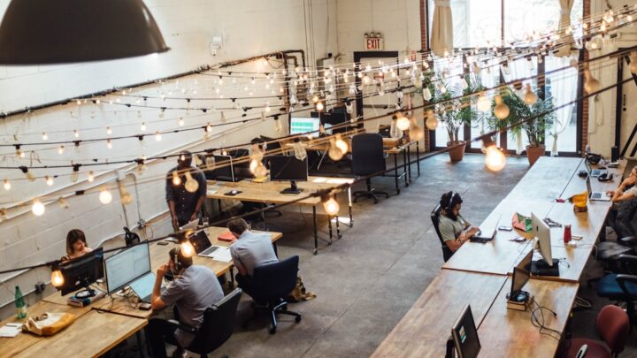 Finansowanie i budowanie rentowności elastycznych przestrzeni biurowych (coworking, biura serwisowane) w Polsce: od kosztów początkowych po strategie skalowania.