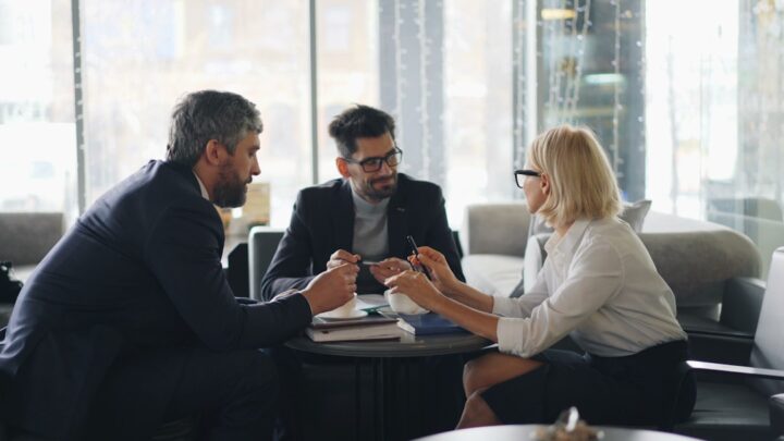 Finansowanie programów mentoringowych i coachingowych: Jak świadomie inwestować w rozwój osobisty i zawodowy poza formalną edukacją?