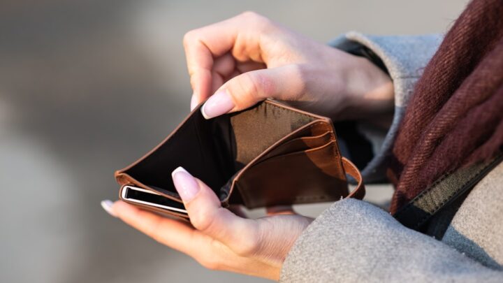 Finansowe aspekty dbania o wizerunek i 'status’ w mediach społecznościowych: Jak unikać pułapek konsumpcjonizmu i nie wydawać pieniędzy na presję społeczną?